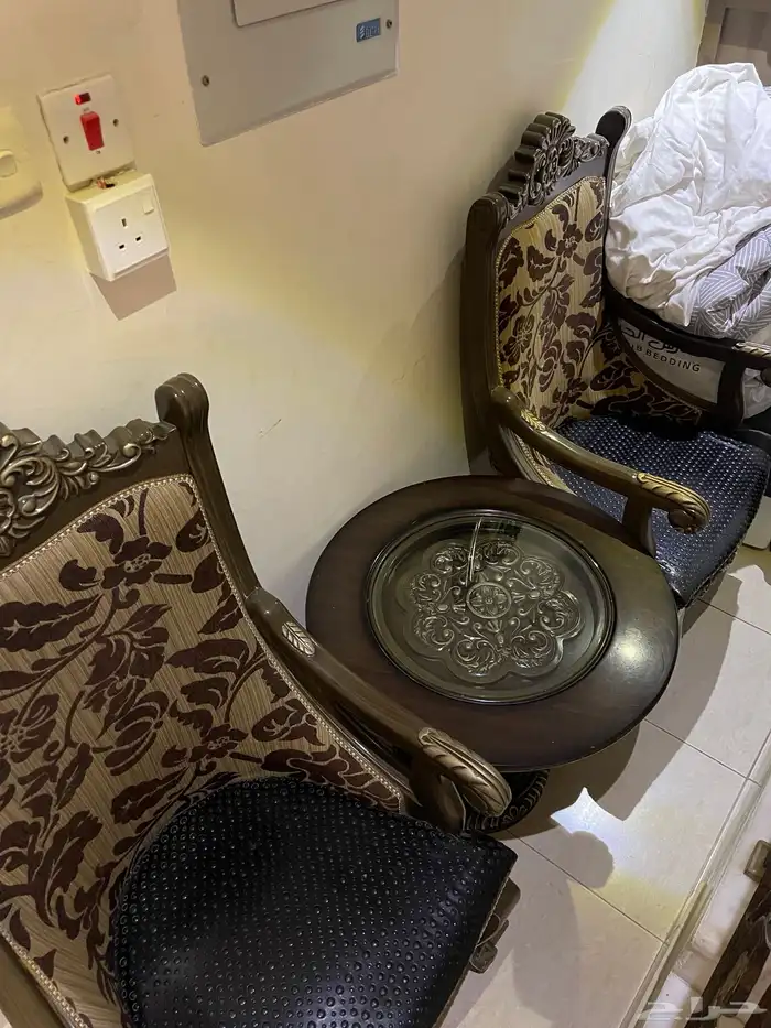 للبيع قطعتين كرسي فخم وجلد مع الطاوله 1