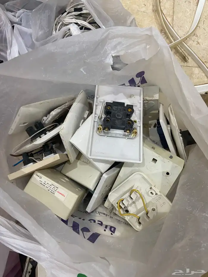 اغراض سباكه و كهربه ونجف للبيع 4