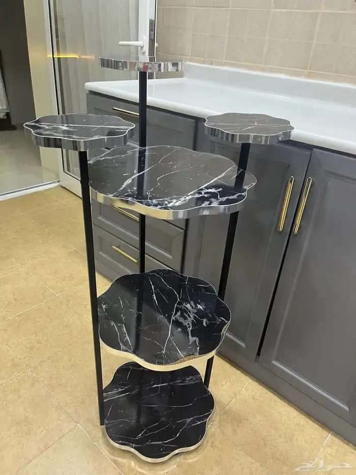 طاولة خشبية وحديد لون اسود 50ريال 1