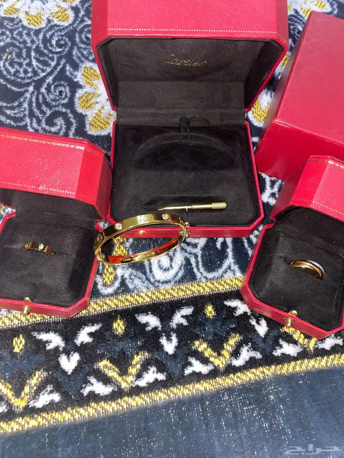 اسوارة وخواتم كارتير جديده فواتيرها وشهادتها معها للبيع 2