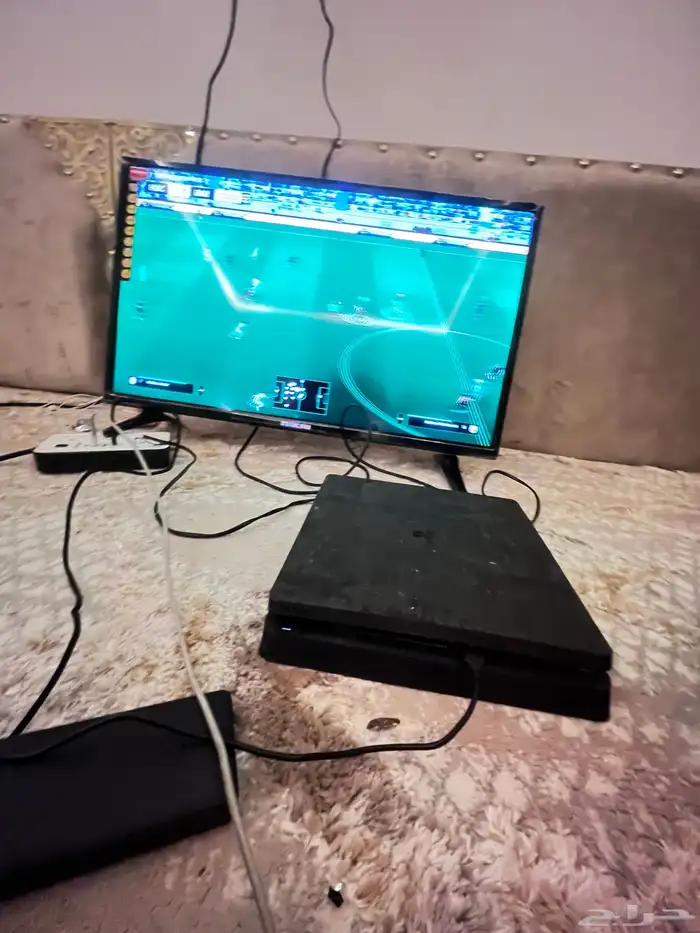 للبيع سوني 4طيبه معه يده وإسلاكه والسوني نضيفه 0