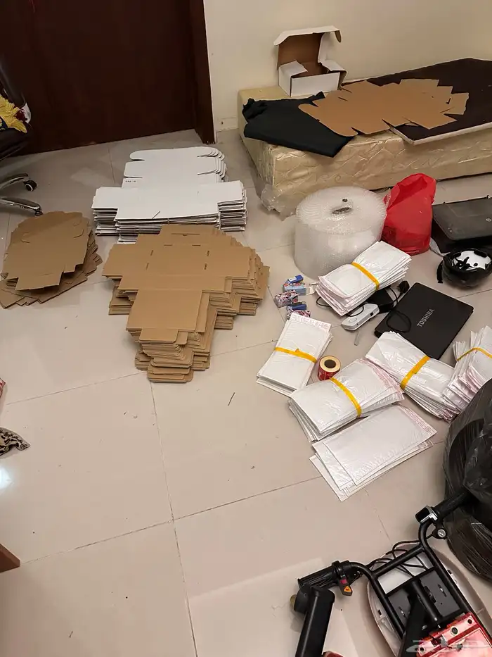 تصفية مستودع   كراتين   شواحن   أوراق زينة 8