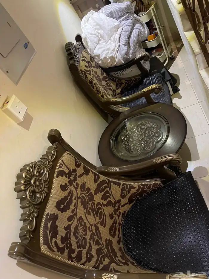للبيع قطعتين كرسي فخم وجلد مع الطاوله 2
