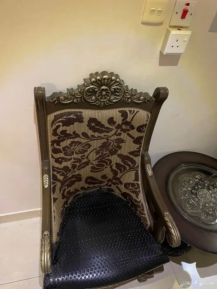 للبيع قطعتين كرسي فخم وجلد مع الطاوله 0