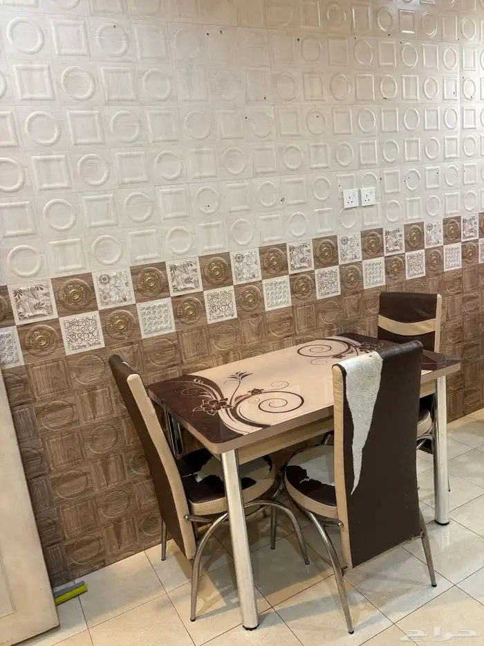 طاولة للبيع ب 100 0