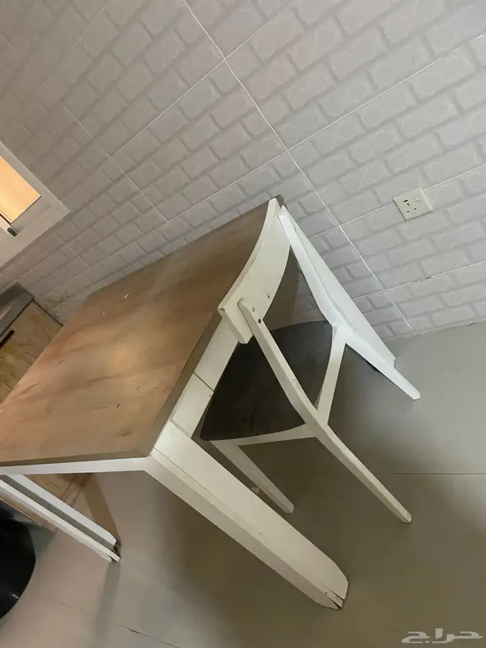 طاولة طعام مع ثلاث كراسي 0