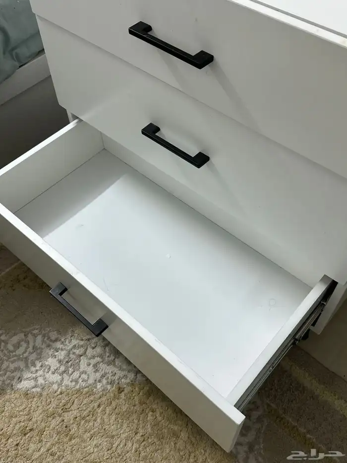 تسريحه جديده للبيع مع مرايتها و كنبه ايكيا 10