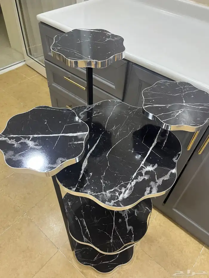 طاولة خشبية وحديد لون اسود 50ريال 0