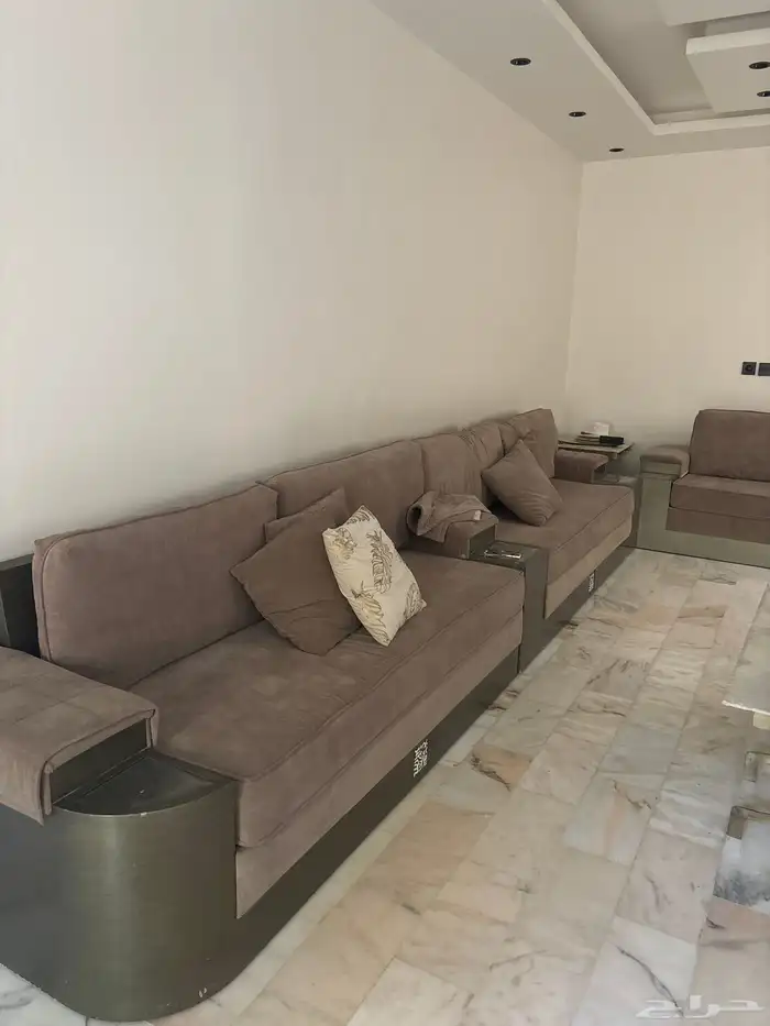 طقم كنب فاخر جدا ومن محل صلاصه استخدام نظيف أنصحكم تشتروه 0