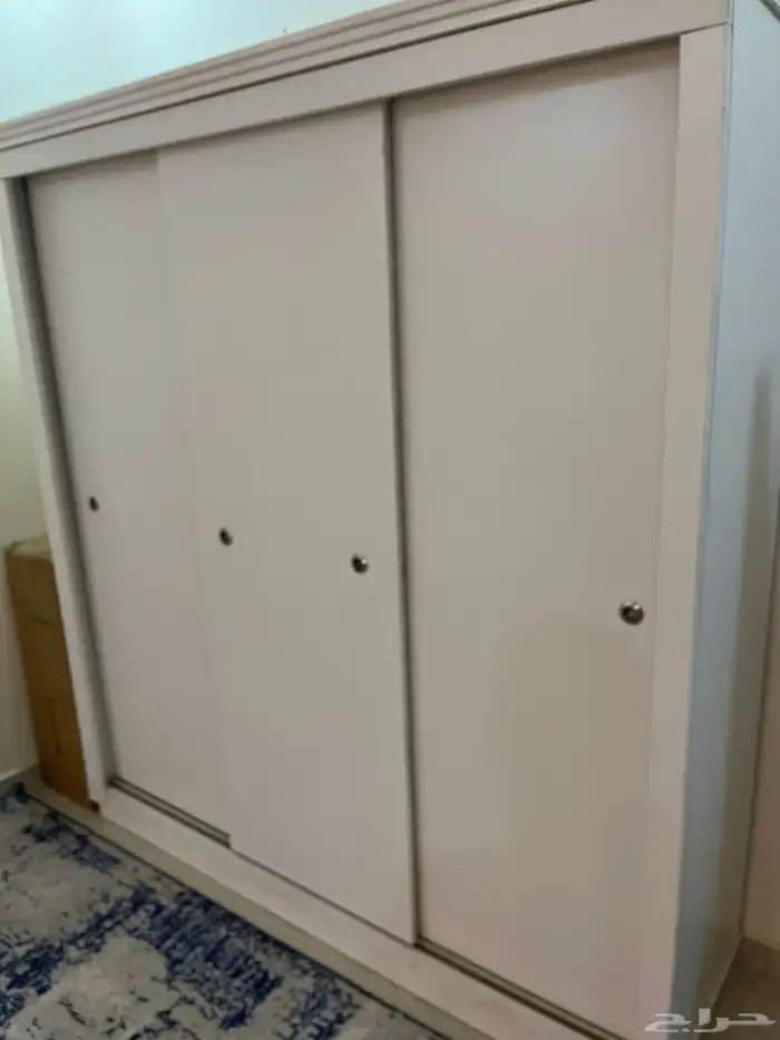 دولاب وتسريحه و مرتبة و فرشتين و شوي تحف 1