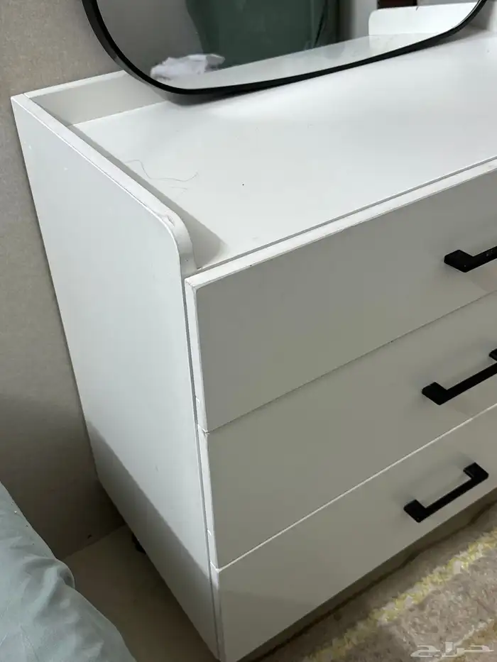 تسريحه جديده للبيع مع مرايتها و كنبه ايكيا 2