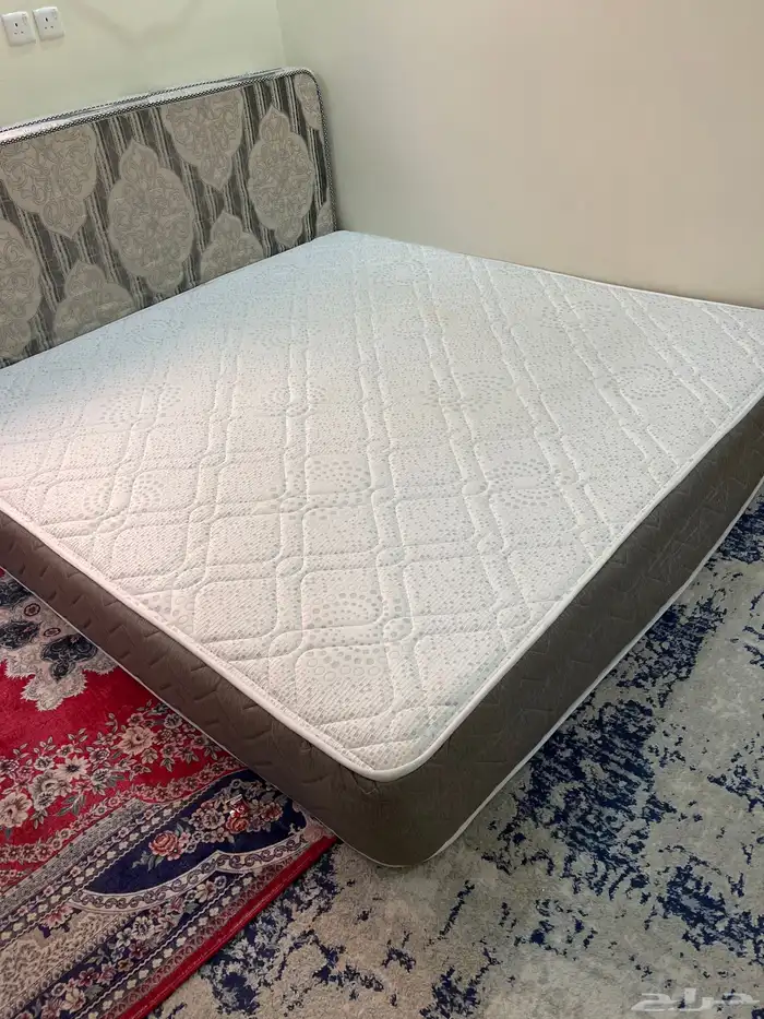 دولاب وتسريحه و مرتبة و فرشتين و شوي تحف 2