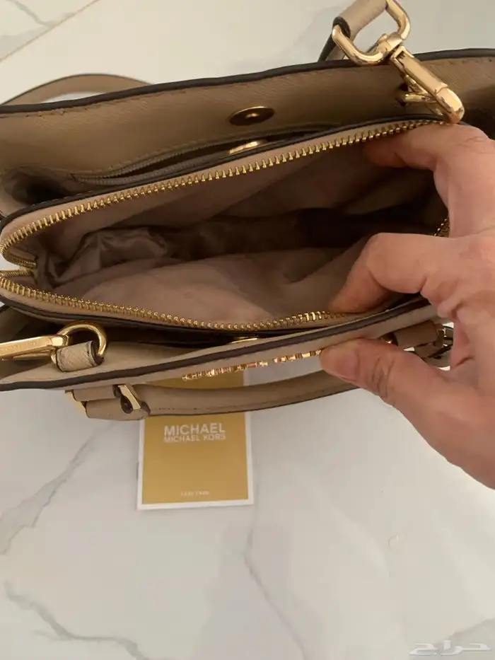 شنطة مايكل كورس اصليه من امريكا مستعمله 6