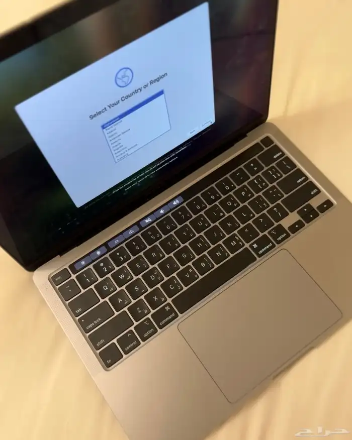 إعلان لبيع MacBook Pro (مع ملاحظة في الكيبورد) 1