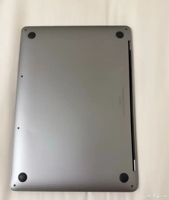 إعلان لبيع MacBook Pro (مع ملاحظة في الكيبورد) 2