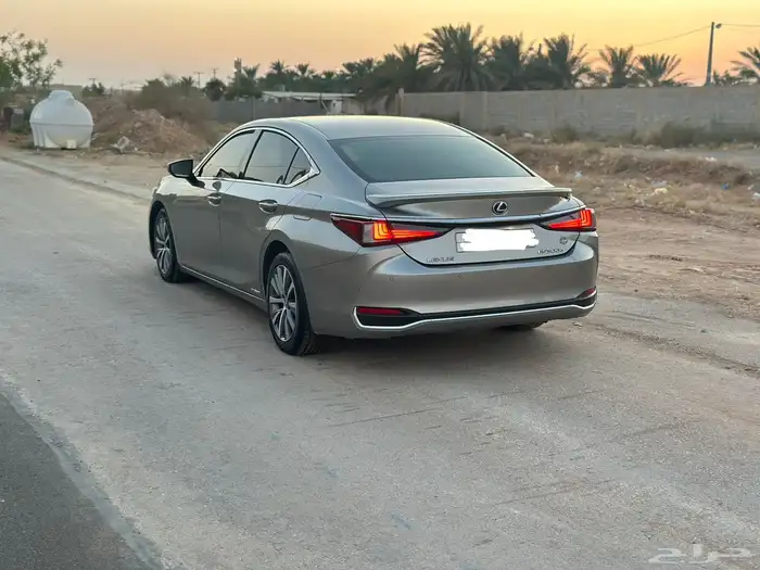 للبيع لكزس 2020 هايبرد 300 2