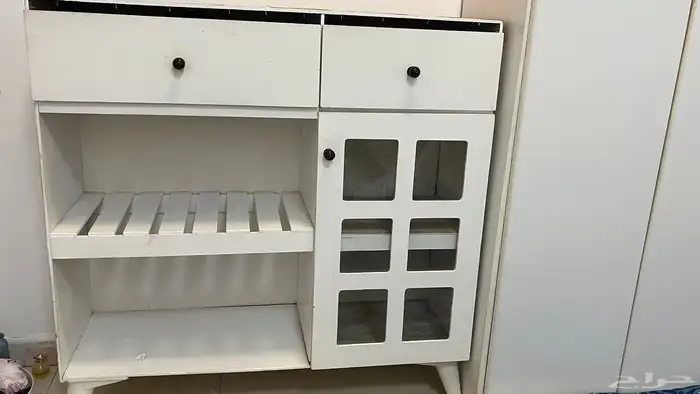 طراحه سرير طبيه و تسريحة مع درجين ورفين لون ابيض 0