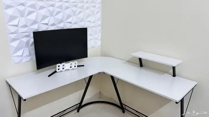 للبيع شاشة قيمنق وطاوله حرف L وكرسي قيمنق 4