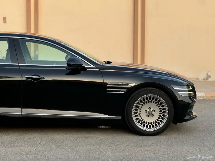 جينسس G80 رويال بلس V6 شاشات خلفية 10