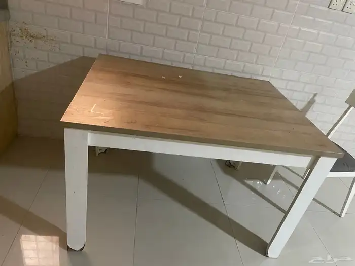 طاولة طعام مع ثلاث كراسي 2