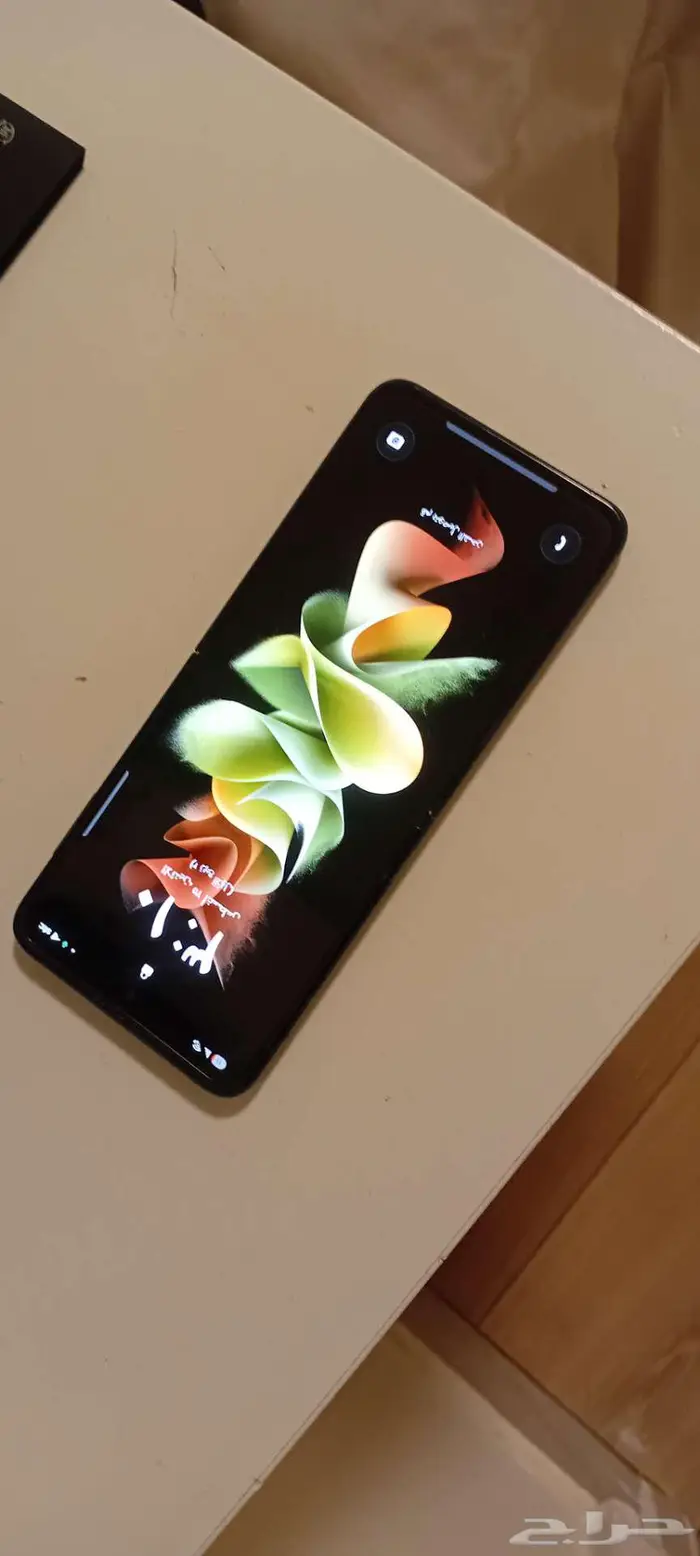 للبيع زد فليب 3 نظيف جدا مع كرتونه لون عشبي z flip 3 4