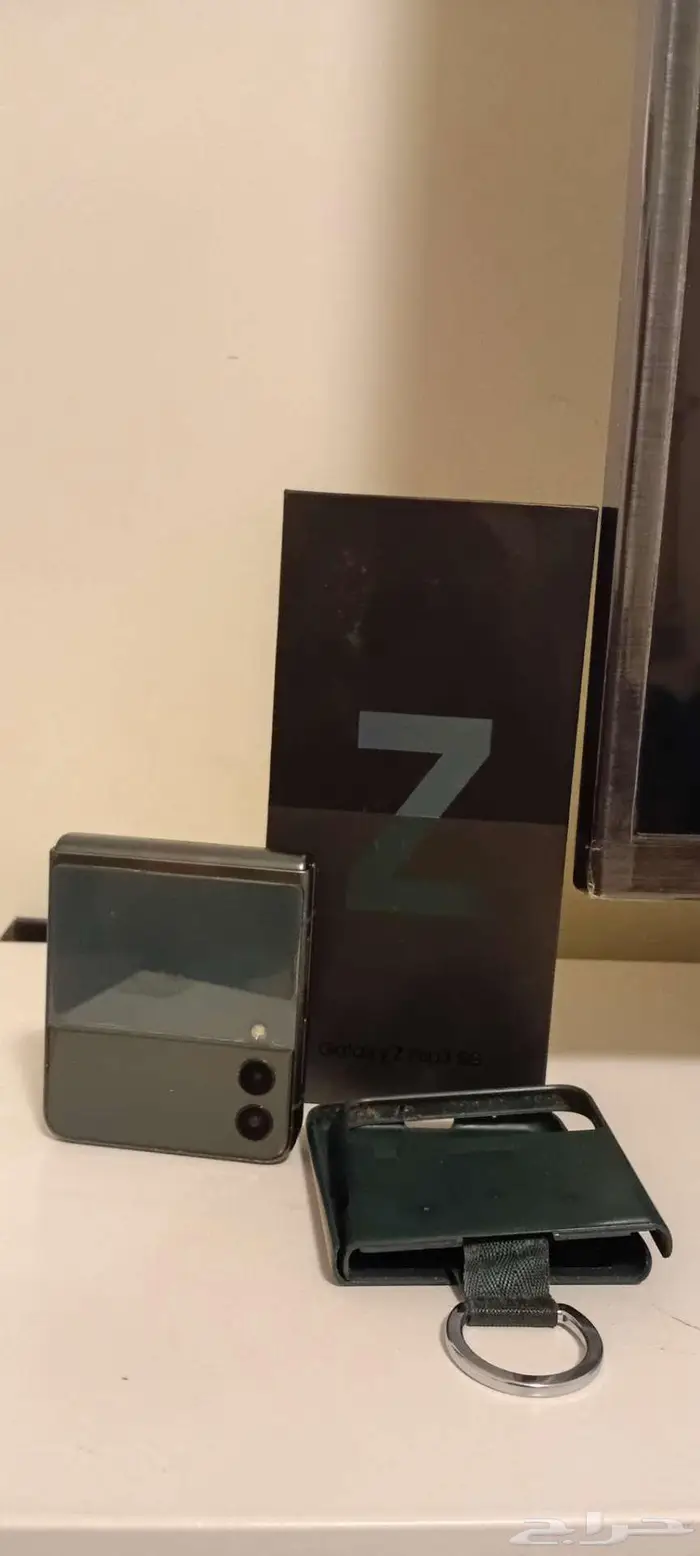للبيع زد فليب 3 نظيف جدا مع كرتونه لون عشبي z flip 3 6