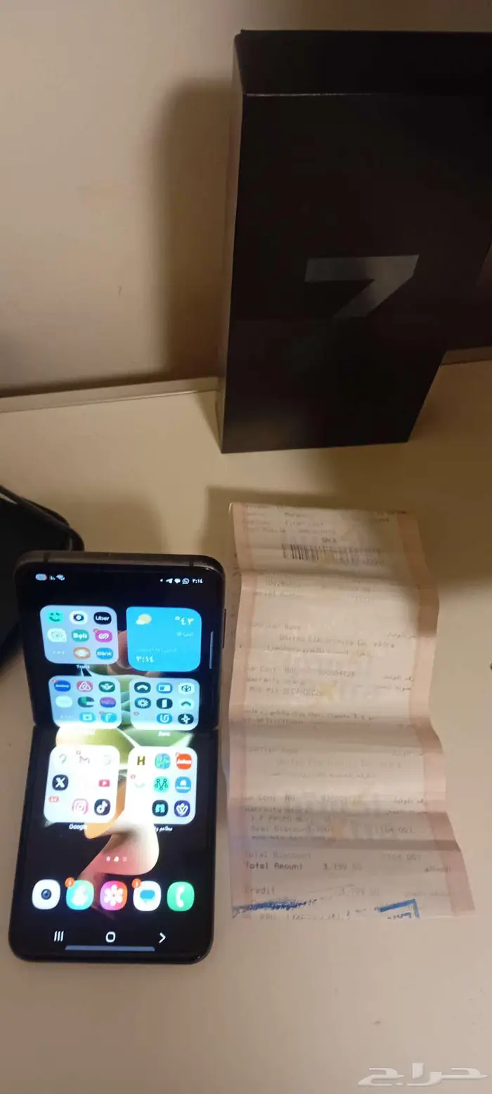 للبيع زد فليب 3 نظيف جدا مع كرتونه لون عشبي z flip 3 3