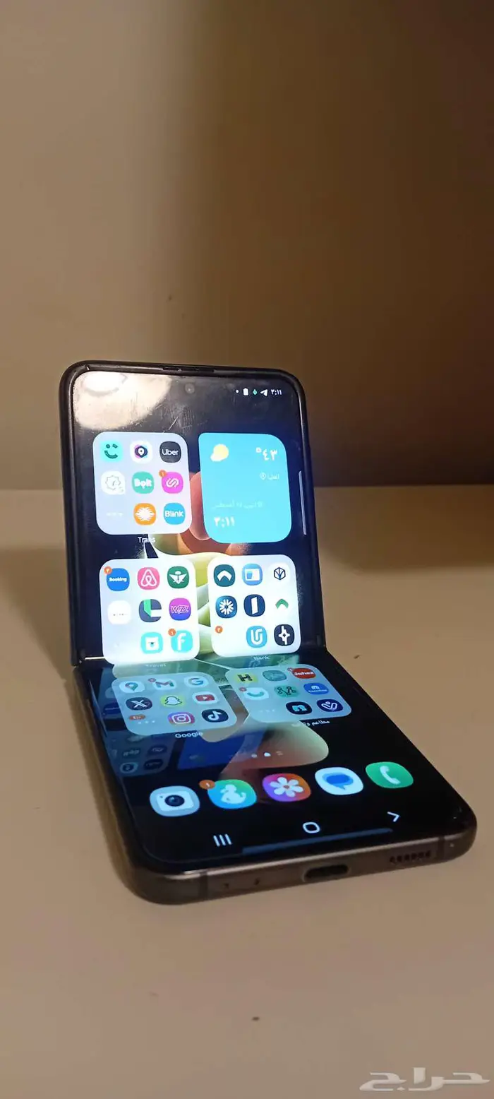 للبيع زد فليب 3 نظيف جدا مع كرتونه لون عشبي z flip 3 2