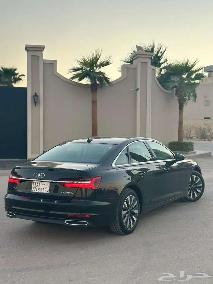 للبيع أودي A6 اللون اسود موديل 2022 2