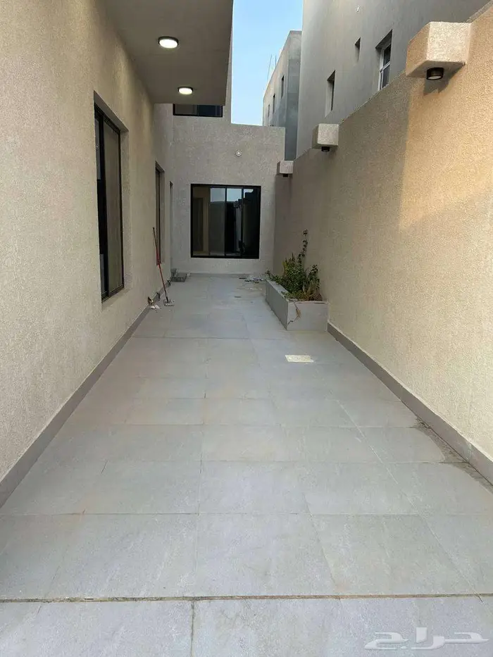 فيلا للايجار 305 متر الشعلة 12