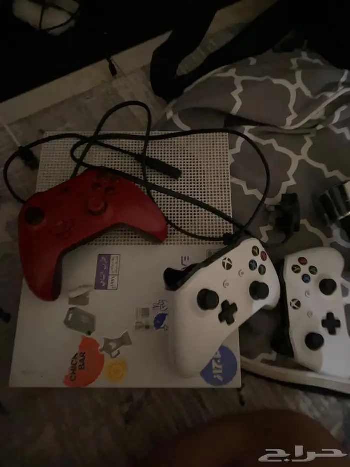 Xbox one مع ثلاث يدات وبطاريه 1