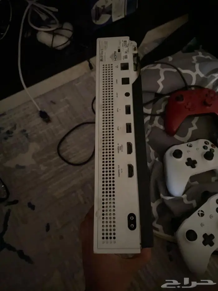 Xbox one مع ثلاث يدات وبطاريه 3