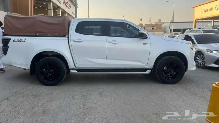 ايسوزو دي ماكس موديل 2023- معرض خلف للسيارات 3