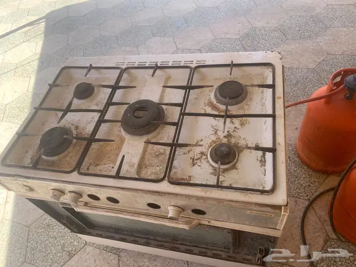 فرن وغز واسطوانات غاز بمنظمها وليها 3