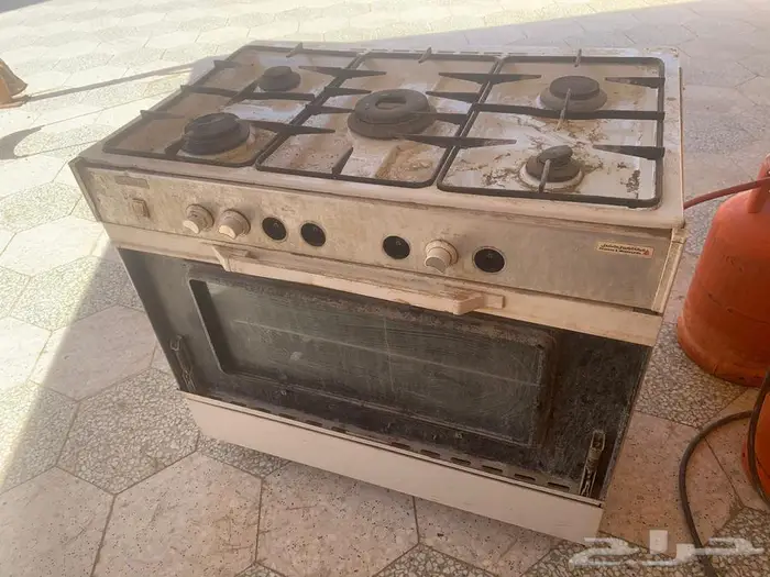 فرن وغز واسطوانات غاز بمنظمها وليها 1