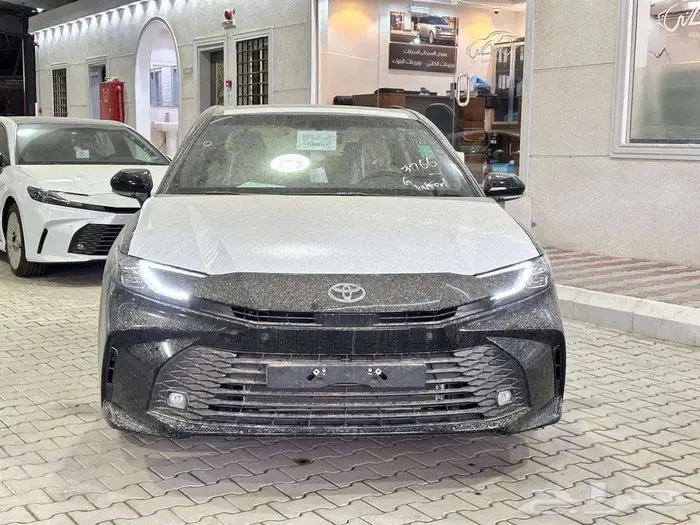 تويوتا كامري LE بنزين اللون أسود موديل 2025 سعودي 1