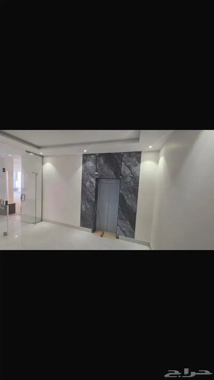 شقق عزاب ومعارض تجارية بحي الجنادرية 4