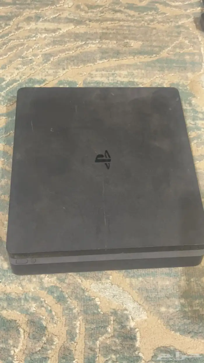 سوني فور للبيع شاريها ب 700 والبيع على السوم سلك التشغيل معه 3