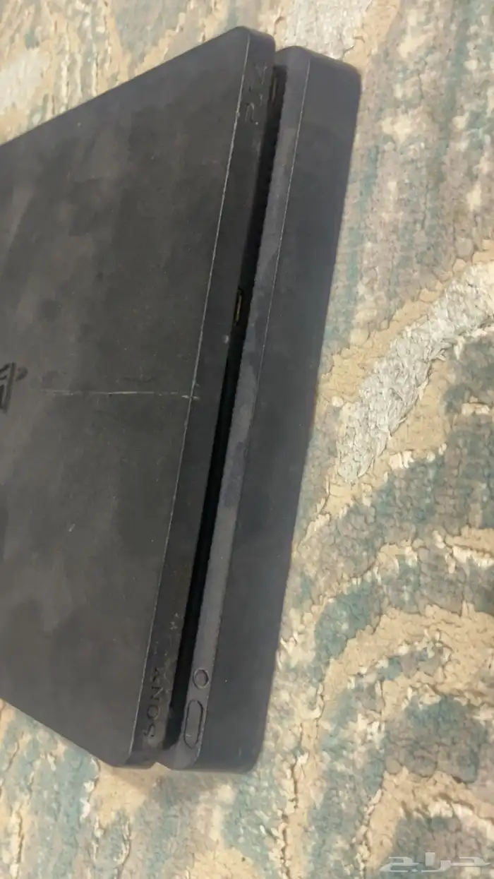سوني فور للبيع شاريها ب 700 والبيع على السوم سلك التشغيل معه 1
