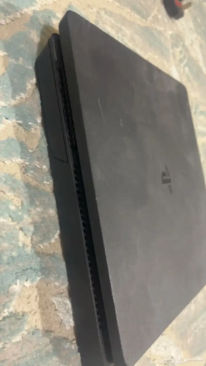 سوني فور للبيع شاريها ب 700 والبيع على السوم سلك التشغيل معه 4