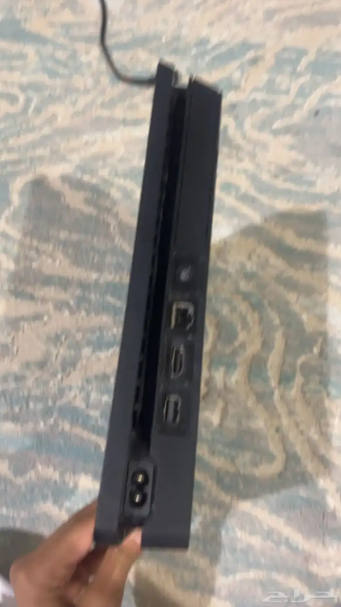 سوني فور للبيع شاريها ب 700 والبيع على السوم سلك التشغيل معه 0