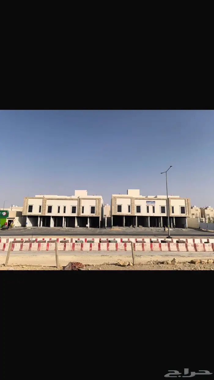 شقق عزاب ومعارض تجارية بحي الجنادرية 0