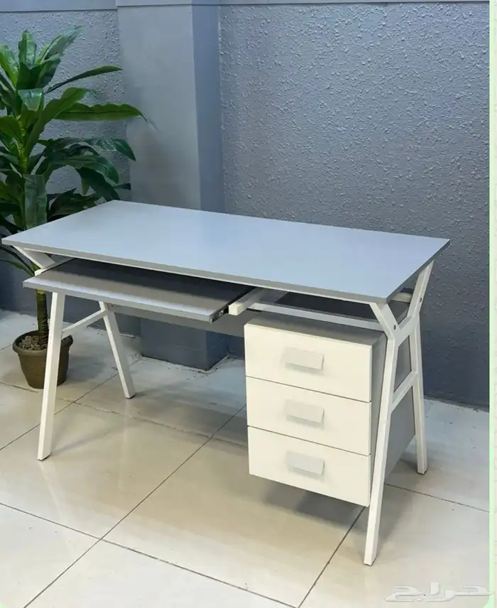طاوله مكتب بتصميم هندسي أنيق بمقاسات مختلفه 0