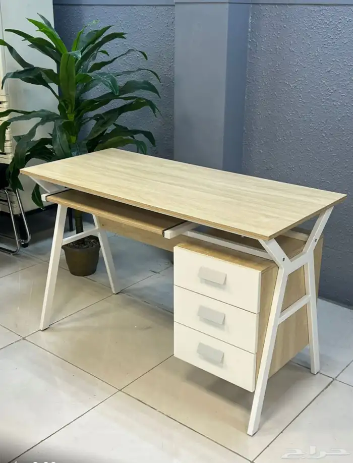 طاوله مكتب بتصميم هندسي أنيق بمقاسات مختلفه 1