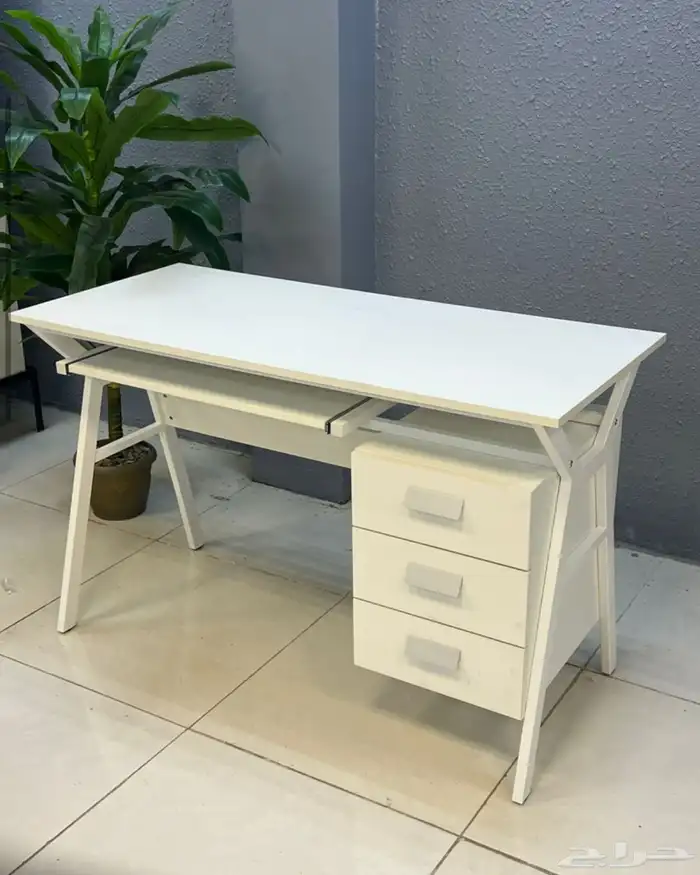طاوله مكتب بتصميم هندسي أنيق بمقاسات مختلفه 2