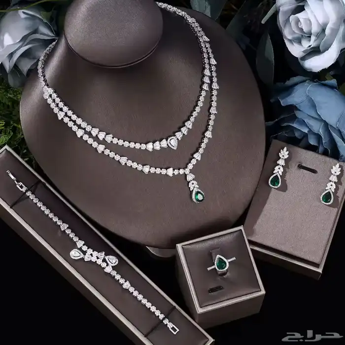البيع كامل مع العلب على السوم 32 طقم 13