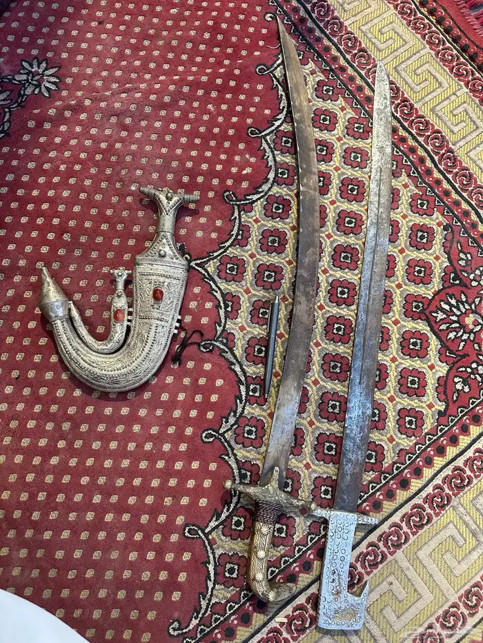 سيفين مع خنجر كلها قديمه 2