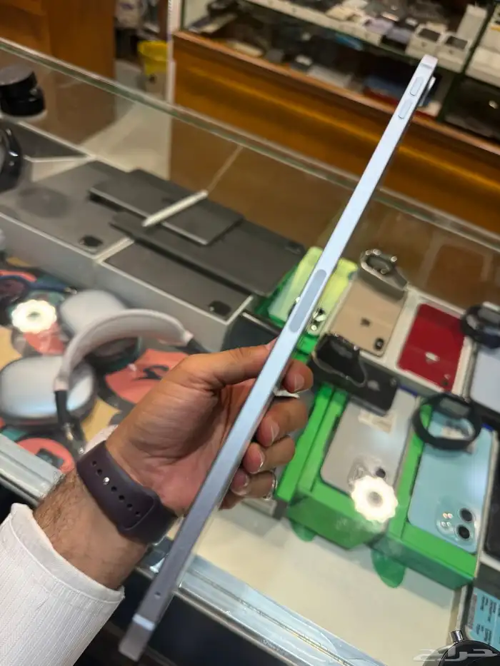 آيباد اير 4 قيقاء 256 مع شريحة نضيف معاه سلك شاحن 5