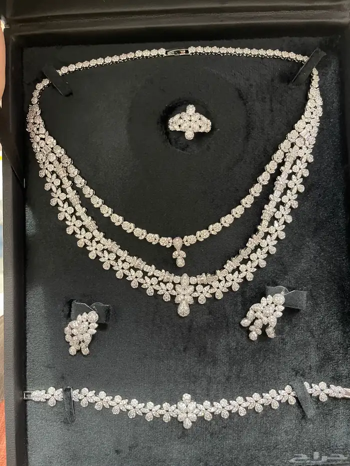 البيع كامل مع العلب على السوم 32 طقم 34