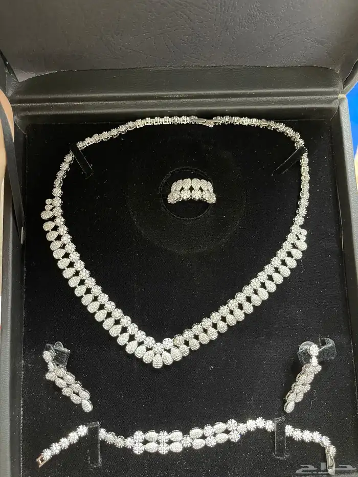 البيع كامل مع العلب على السوم 32 طقم 19